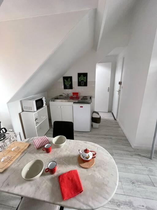 Le Cocon Rouge - Studio En Plein Centre Historique Lamballe Exterior photo