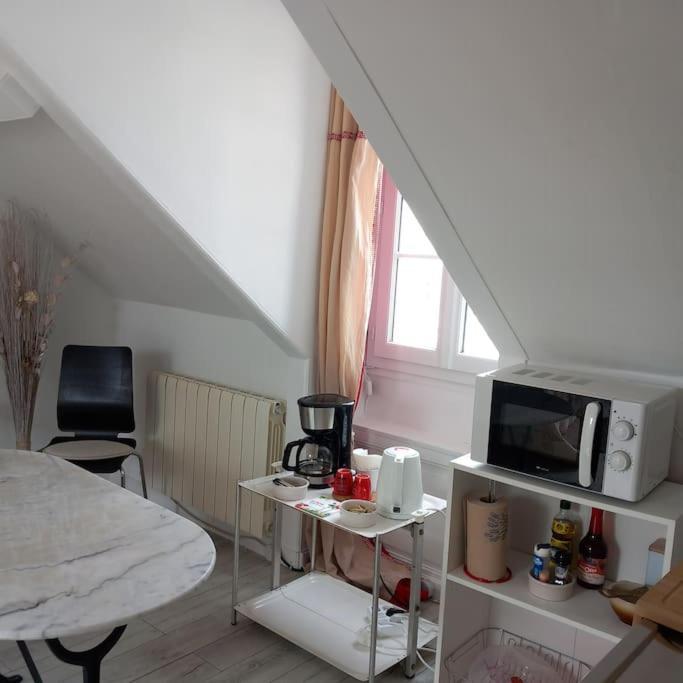 Le Cocon Rouge - Studio En Plein Centre Historique Lamballe Exterior photo