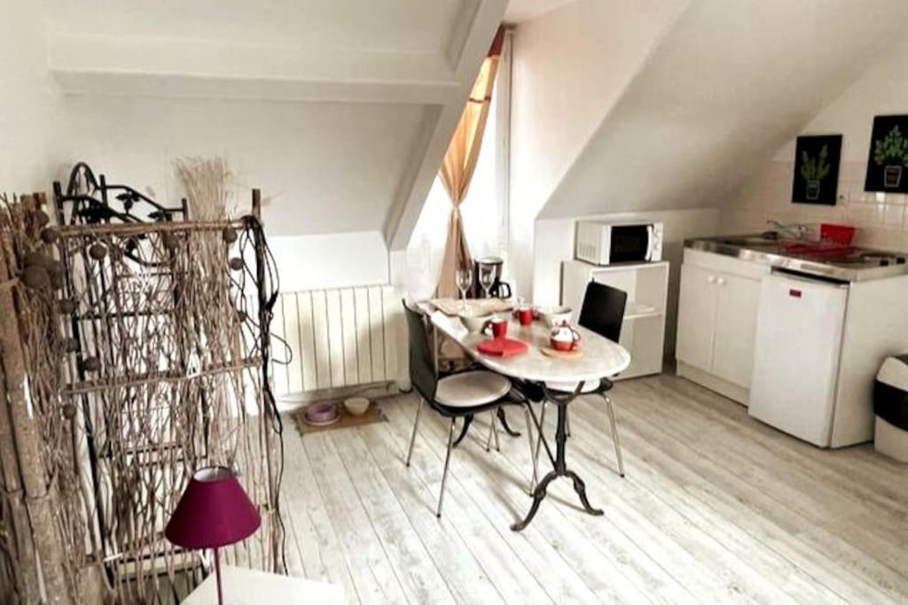 Le Cocon Rouge - Studio En Plein Centre Historique Lamballe Exterior photo