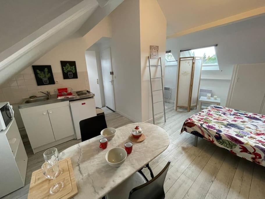 Le Cocon Rouge - Studio En Plein Centre Historique Lamballe Exterior photo